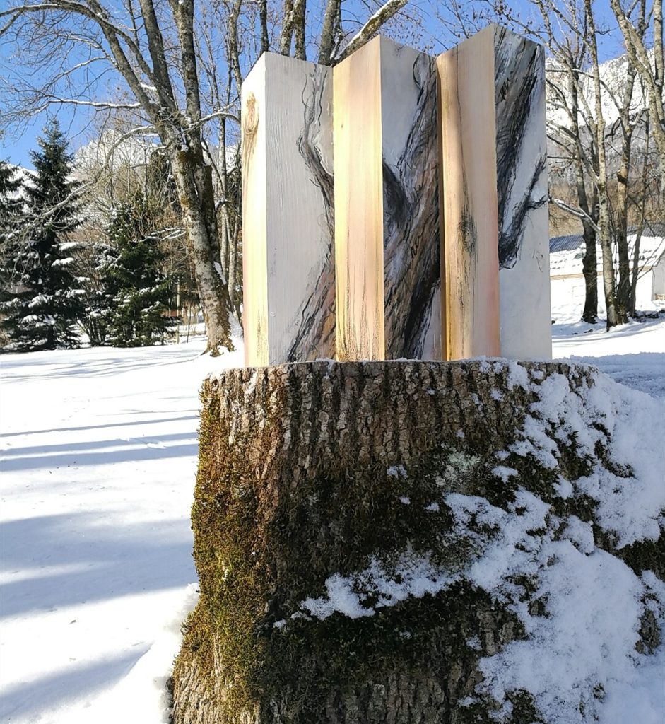 oeuvre in situ. Forêt d'Albane Paillard-Brunet, artsite peintre plasticienne travaille sur la notion d'espace et d'environnement