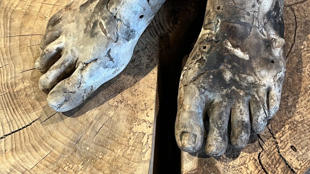 pieds en céramique terre sculptée, polie et enfumée par Albane Paillard-Brunet