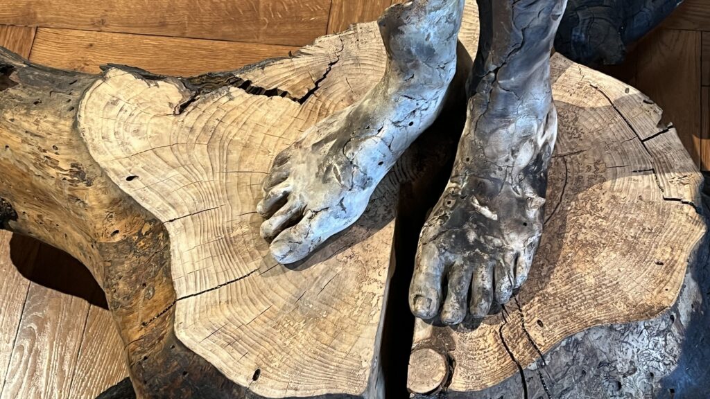 pieds en céramique, terre polie enfumée, sur souche d'arbre pour l'installation Ancrage de l'artiste Albane Paillard-Brunet chateau de al veyrie Bernin 2025